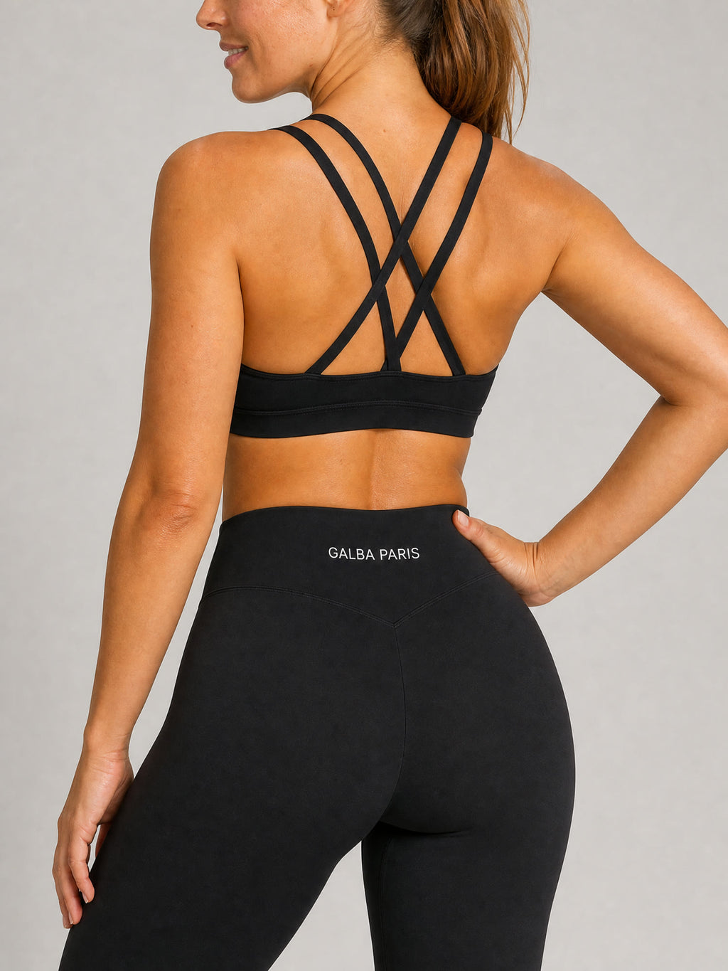 Ceinture GALBA PARIS et couture en V discrète, gros plan de dos